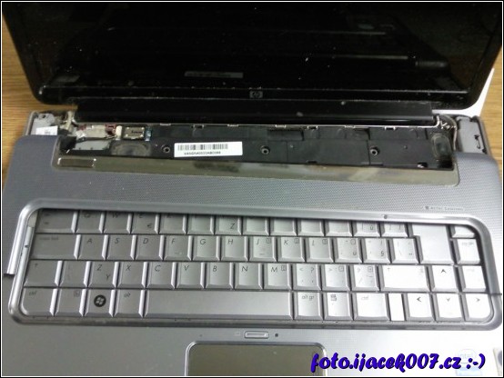 přední strana notebooku s demontovaným vrchním krytem reproduktoru 