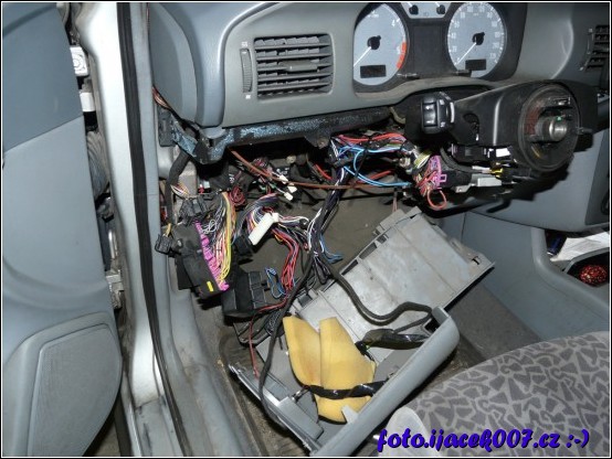 pohled do vozu demontovaný volant páčky i odkrytá kabeláž  
