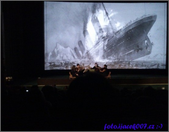 živá hudba před promítaním filmu titanic 3D u příležitosti krnovského filmového festivalu 
