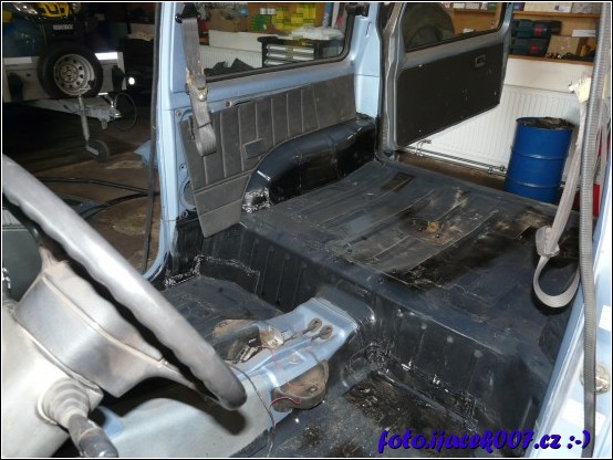 pohled do vnitřku auta s demontovaným sedačkami a sundanými koberci 