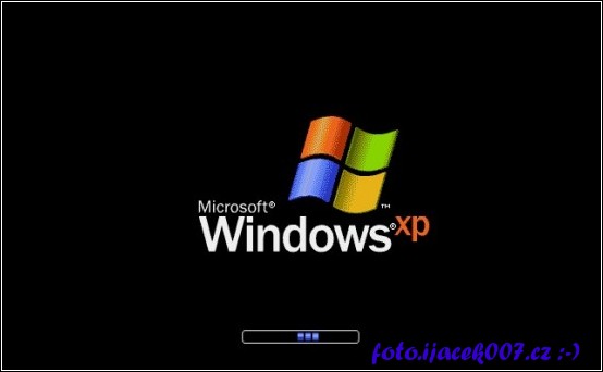 při načítání operačního systému Windows XP je vidět logo 