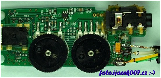 pohled na desku elektroniky ovládání sluchátek tritton 