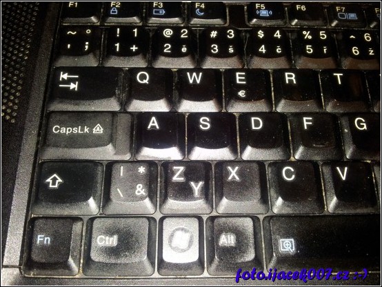 pohled na vyčištěnou klávesnici 