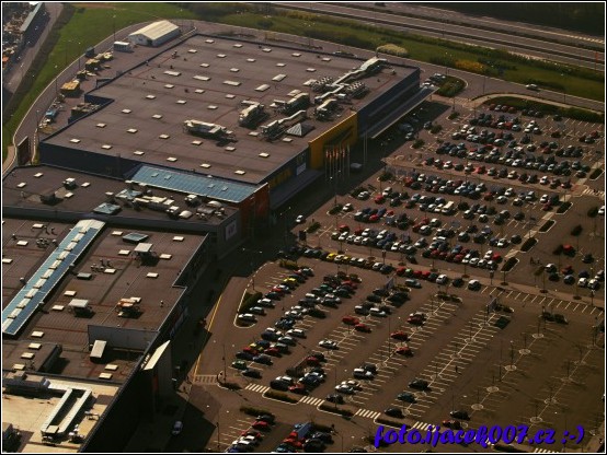 pohled na Obchodní dum IKEA a jeho přilehlé parkoviště 