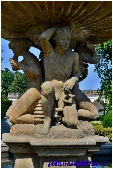 socha podepírající kašlu má u nohou klikovou hřídel.  
