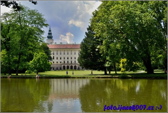 pohled na zámek Kroměříž a ze zámecké zahrady 