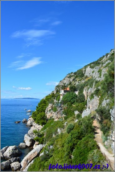 Překrásný kostelík ve skalnatém pobřeží chorvatského ostrova Čiovo 