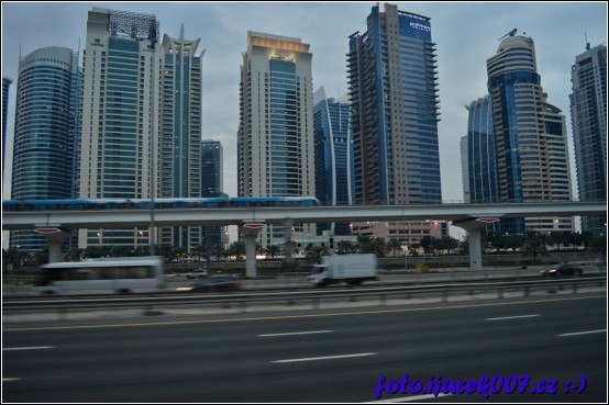 Pohled na mrakodrapy na jedné z nejrušnějších tepen Dubaje 