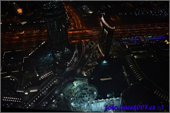 pohled na noční město Dubaj 