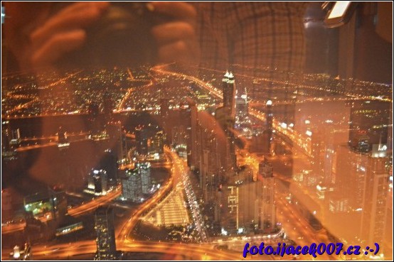 pohled na noční město Dubaj 