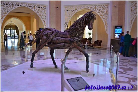 socha koně tvořená z kusu dřeva 