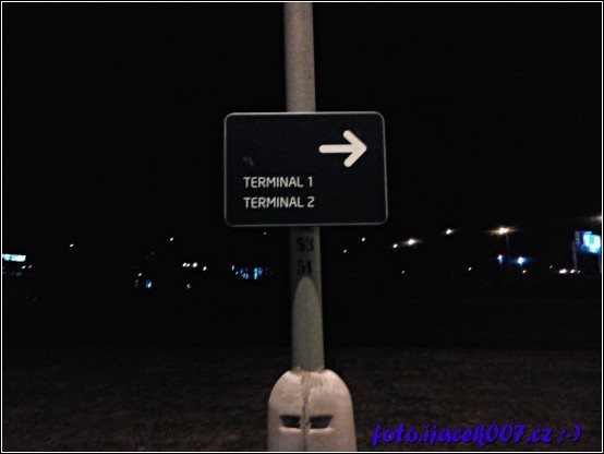 značení cesta k letištnímu terminálu 