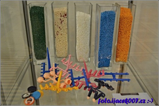 ukázka druhu barev plastu a vylisovaných částí.  