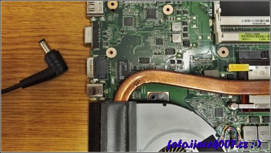 pohled na demontovanou zakladni desku z notebooku a napajecí konektor 
