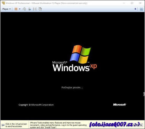 na spodní části okna je vidět informace o absenci nástrojů VMware