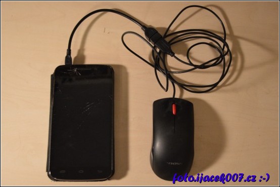 pomocí OTG kabelu lze k mobilnímu zařízení nebo k tabletu připojit další periferie jako například myš. 