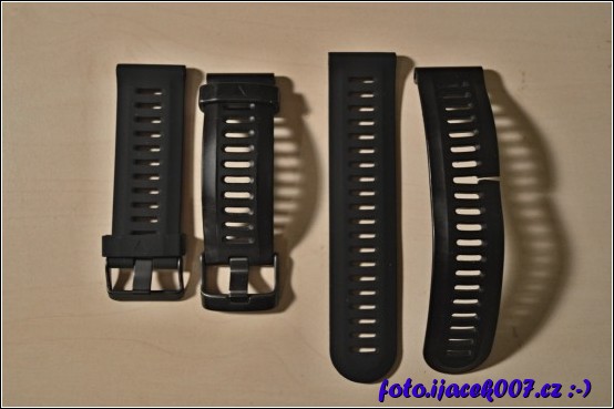 vlevo čínský silikonový pásek v pravo originál rozpraskaný garmin pásek 