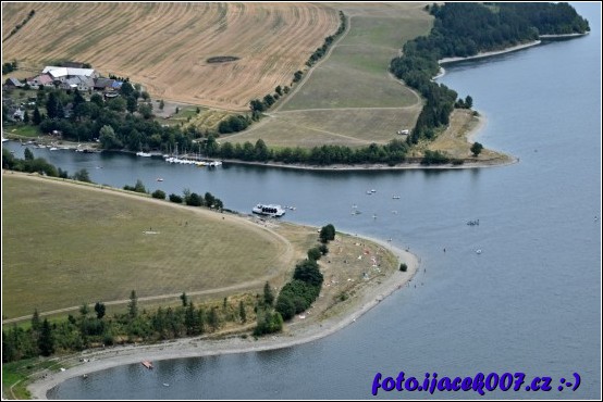 pohled na molo v Leskovci na Slezské hartě na obrázku je možné vidět eko elektro loď  