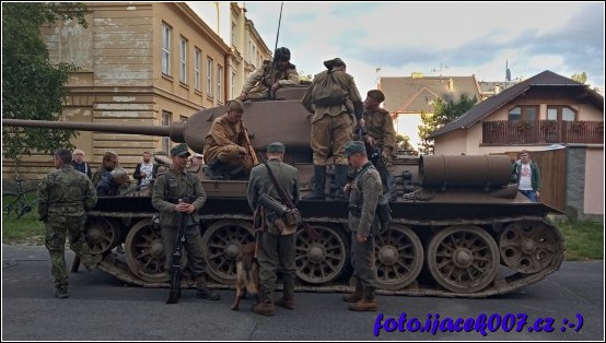 Pohled na tank T34 před krnovským kinem  