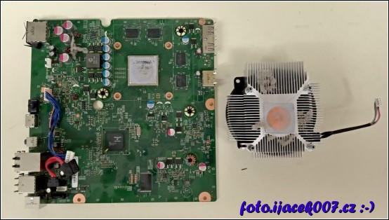 Pohled na základní desku s demontovaným chladičem. Pohled na samotný procesor i prach v žebrování chladiče procesoru.  