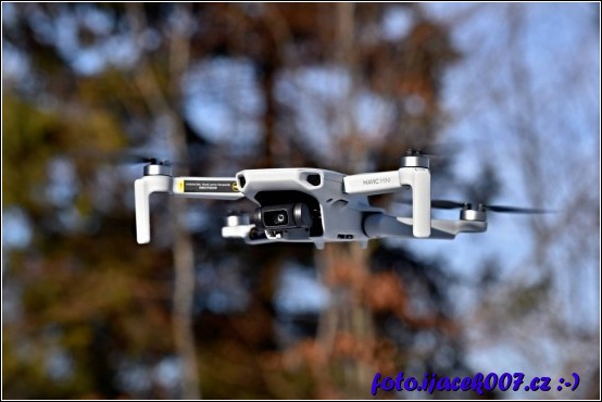 Pohled na dron Mavic Mini ve vzduchu. 