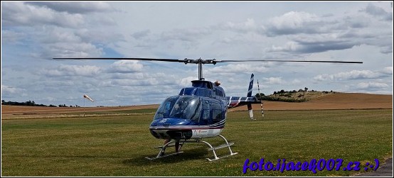 Pohled na helikoptéru na Krnovském letišti. 