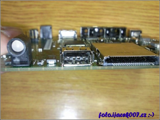 pohled na poškozený USB konektor 